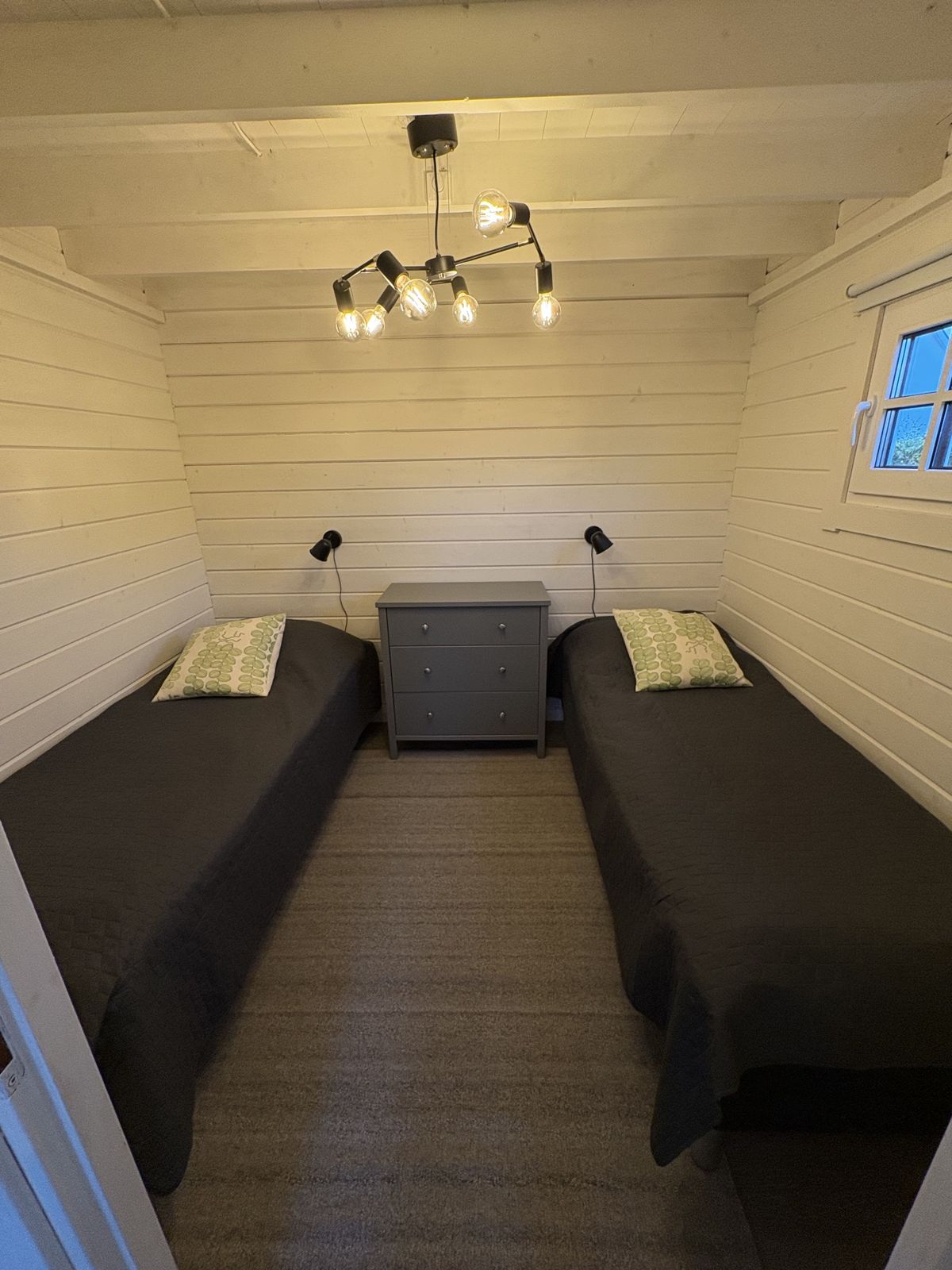 Zweibettzimmer mit warmem Licht