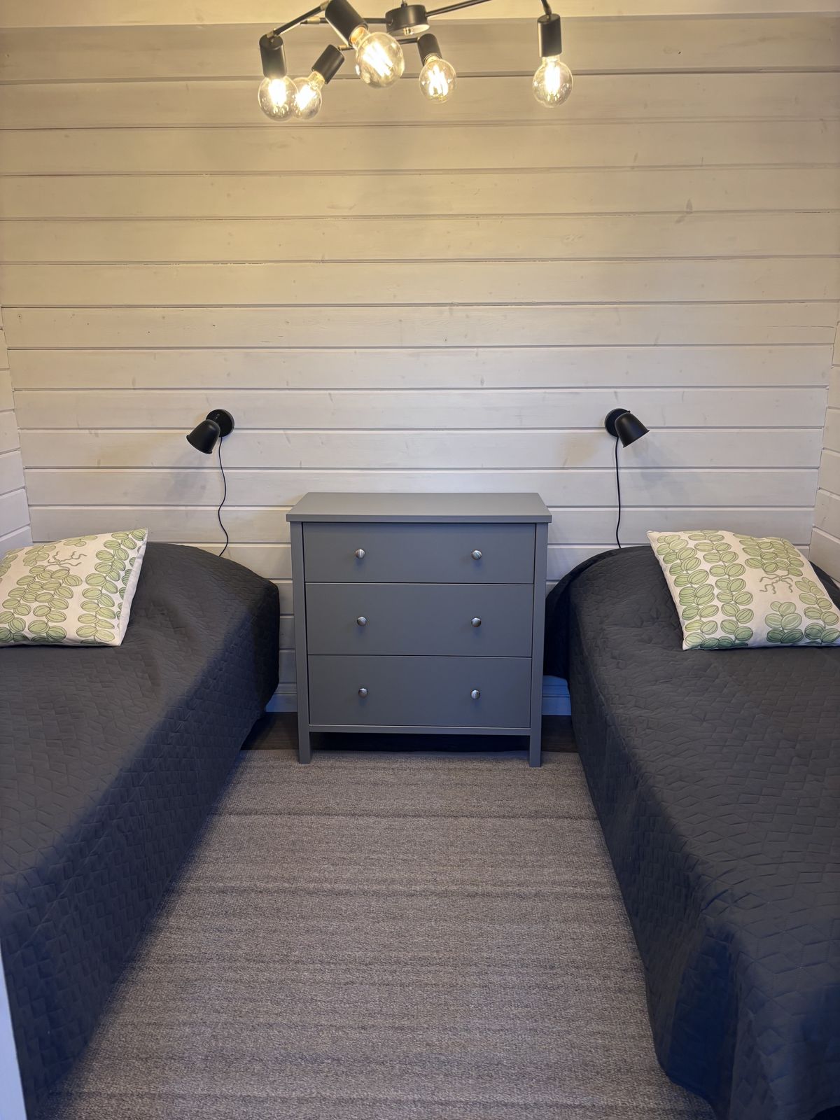 Zweibettzimmer mit grauer Bettwäsche